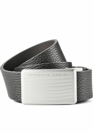 Cinturón de cuero negro con textura, enrollado con una hebilla rectangular plateada grabada con "Porsche Design" y sutiles líneas horizontales.