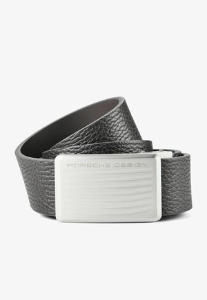 Ceinture en cuir noir texturé roulée avec une boucle rectangulaire argentée gravée de « Porsche Design » et de fines lignes horizontales.