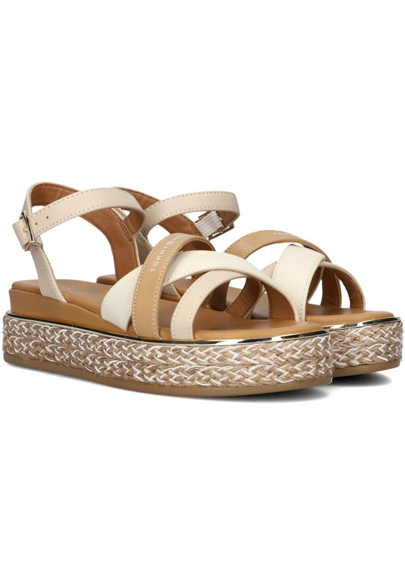 Sandali con fascia beige e bianca, caratterizzati da una piattaforma in espadrille intrecciata, con rifiniture dorate e cinturino alla caviglia regolabile.