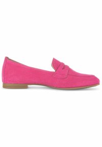 Mocassin plat en daim rose vif pour femme, avec une semelle basse couleur camel et un détail de bride sur le dessus, montré de profil sur un fond blanc.