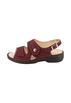 Sandalo in pelle bordeaux con punta aperta, due cinturini regolabili, fibbia argento, soletta imbottita e suola nera progettati per comfort e supporto.