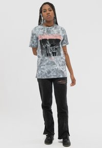 Paradiso Clothing TWENTY ONE PILOTS TORCH BEARERS DIP DYE WASH - Print T-shirt - grey