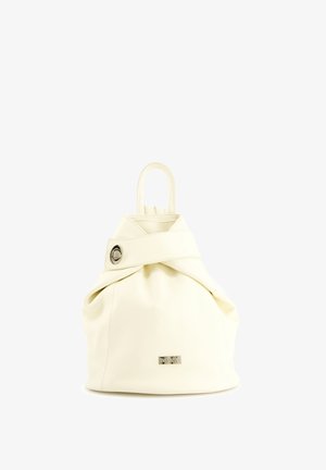 Witte leren rugzak met een cinched ontwerp, voorzien van een kleine handgreep, zilveren hardware en een gepolijst logoplaatje.