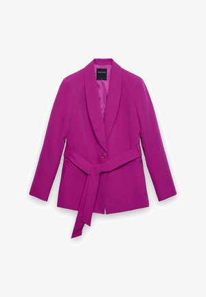 Veste pour femme fuchsia avec col châle, manches longues, fermeture à un bouton, et ceinture assortie en tissu nouée à la taille.