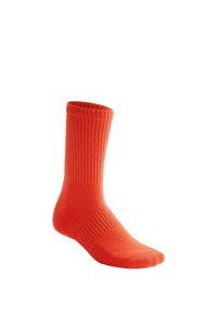 Chaussette orange vif mi-mollet avec texture côtelée sur les parties de la jambe et du pied, présentée sur un fond blanc uni.