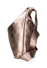 Borsa in rosso metallico con una texture liscia, forma asimmetrica e una singola tracolla larga. Presenta una chiusura con zip lungo un lato.