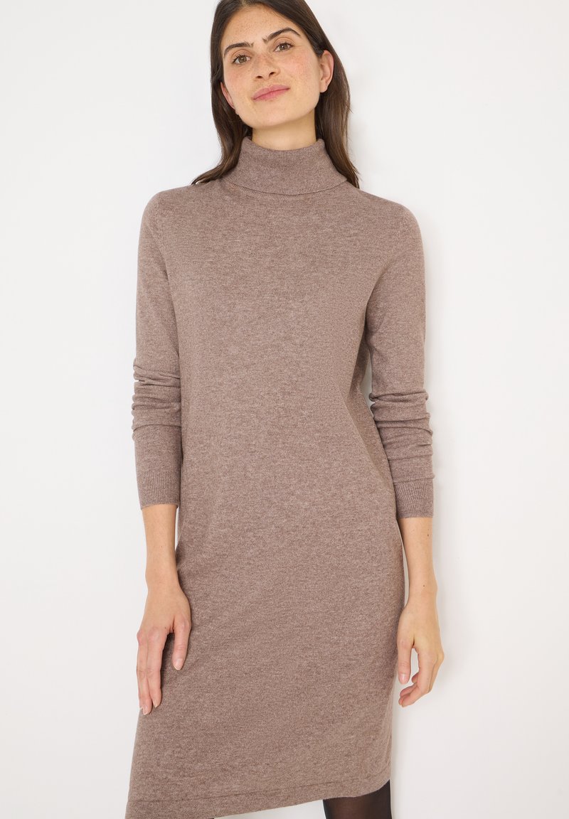 Robe en tricot marron à manches longues et col roulé, en tissu doux, avec une coupe ajustée qui atteint le milieu du mollet, présentant une texture lisse et sans motifs.