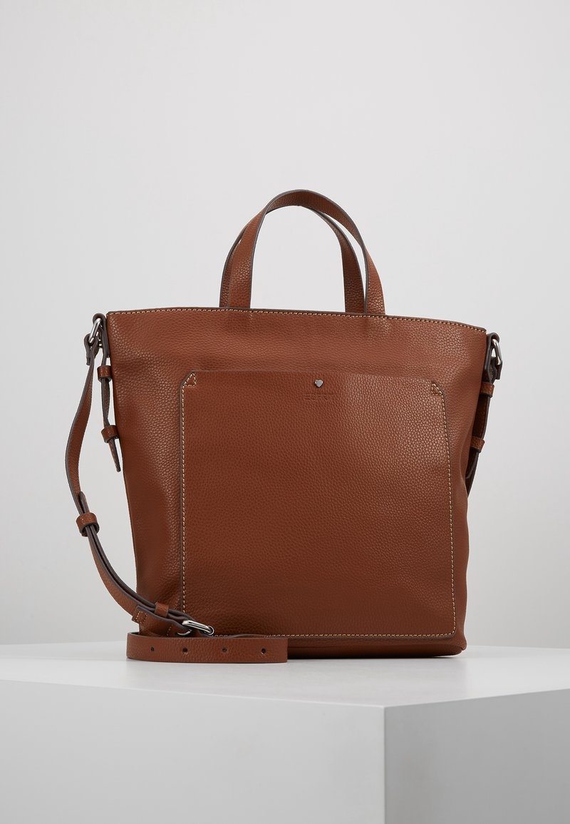 Sac fourre-tout en cuir marron avec surface texturée, deux poignées courtes et une bandoulière réglable. Dispose d'une poche avant avec un détail de couture.