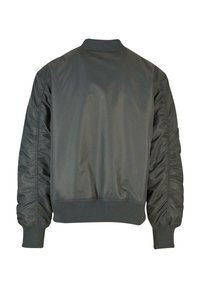 Khaki bomber dzseki ribbelt gallérral és mandzsettával, sima, fényes textúrával és párnázott ujjakkal, hátulról bemutatva.