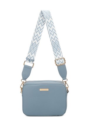 Lichtblauwe rechthoekige crossbodytas met een gouden logoplaatje en een verstelbare wit-blauw zigzagpatroon schouderriem.