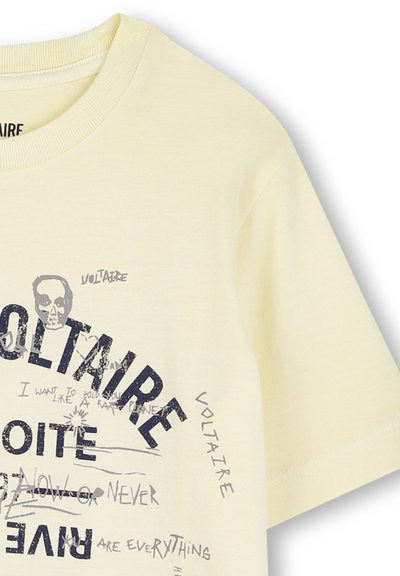 Geel katoenen t-shirt met een ronde halslijn, voorzien van marineblauwe grafische tekst en een schedelontwerp. Korte mouwen, een gladde textuur en een ontspannen pasvorm.