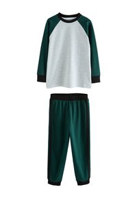 T-shirt raglan à manches longues avec corps gris et manches vert foncé, associé à un pantalon vert foncé avec taille et bandes latérales noires.