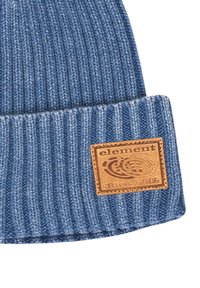 Niebieska, prążkowana czapka zimowa z podwiniętym mankietem, z brązową skórzaną naszywką wytłoczoną napisem "element since 1992". Miękka w dotyku i casualowa w designie.