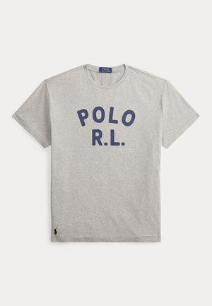 Jasnoszary T-shirt z krótkim rękawem i okrągłym dekoltem, z granatowym napisem „POLO R.L.” na piersi oraz małym haftowanym logo przy dolnym brzegu.