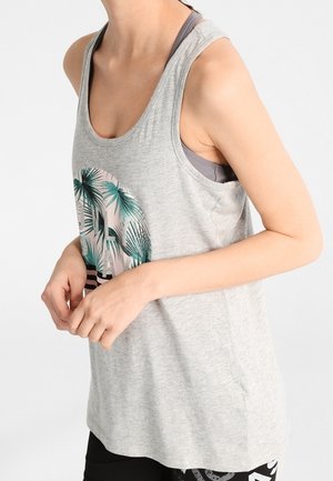 Top in grigio con taglio morbido, decorato con una stampa di foglie di palma in verde e rosa, e strisce nere sul fondo. Tessuto morbido, design senza maniche.
