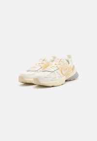Nike Sportswear V2K RUN TRK3 - Sportcipő - pale ivory/coconut milk/sanddrift/light smoke grey
