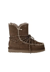 Bruine suède enkellaarzen met een gestructureerde afwerking, voorzien van witte stiksels, een faux-bont voering en een vetersluiting met een rubberen zool.