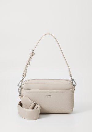 Rechthoekige beige crossbodytas met afneembare riem, voorvak met ritssluiting en verstelbare schouderriem, op een witte achtergrond.