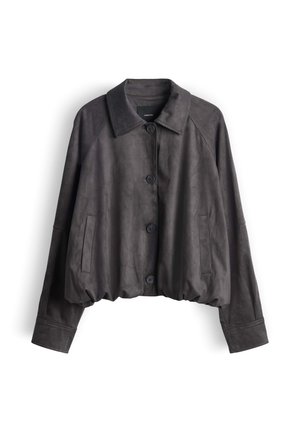 Donkergrijs jack met knopen, een brede kraag, lange mouwen, steekzakken aan de zijkant en een elastische zoom, afgebeeld tegen een witte achtergrond.