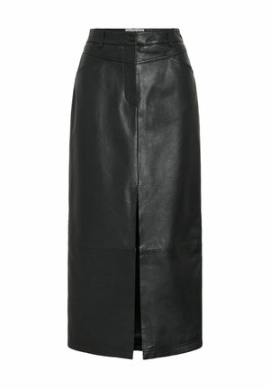 Crna kožna midi suknja s prednjim prorezom, strukturiranim pojasom i šavnim detaljima, s glatkom, sjajnom teksturom.