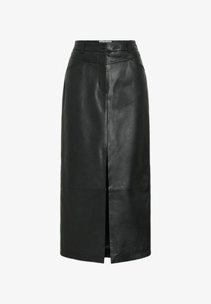 Jupe midi en cuir noir avec une fente à l'avant, une taille structurée et des détails de couture, avec une texture lisse et brillante.