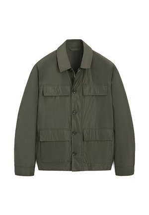 Olivengrøn jakke med fire knapper foran, to brystlommer med klap, to nederste lommer med klap, lange ærmer og krave.