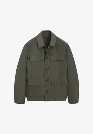 Olivengrøn jakke med fire knapper foran, to brystlommer med klap, to nederste lommer med klap, lange ærmer og krave.