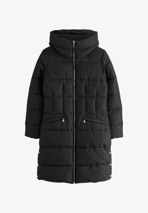 Musta puuvillapuku, jossa on huppu, vaakasuora tikkipinta, etuvetoketjusuljenta ja kaksi vetoketjullista sivutaskua. Hopeiset yksityiskohdat.