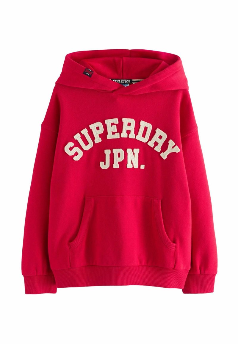 Červená mikina z bavlny s přední kapsou, elastickými manžetami a lemem, na kterých je v krémovém písmu vytištěno "SUPERDRY JPN."