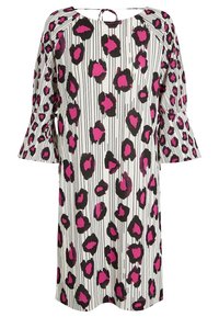 Robe ample blanche ornée d'un imprimé léopard rose et noir, avec des rayures verticales. Manches trois-quarts évasées et un discret lien à l'arrière.