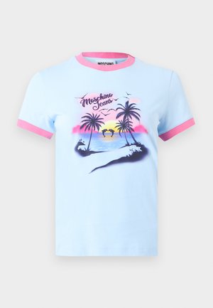 Világoskék póló rózsaszín gallérral és mandzsettával, naplementés tengerparti jelenettel, pálmafákkal, delfinekkel és "Moschino Jeans" felirattal.