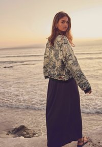 Next EMBROIDERED REGULAR FIT - Bomberjacka - gold sparkle palm