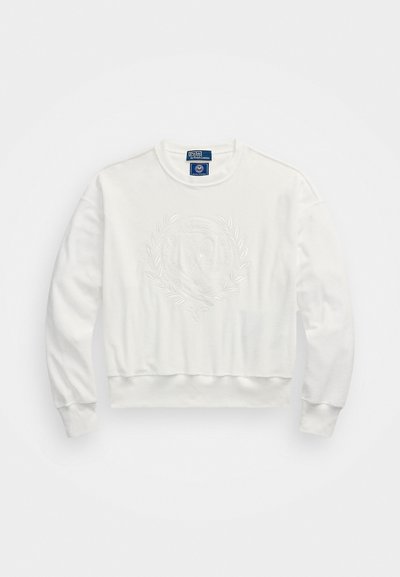 Avskuren vit sweatshirt i mjukt tyg, med ett präglat logotyp och dekorativa lagerblad på framsidan, rund halsringning och ribbade ärmslut.