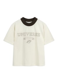 Crème-kleurig T-shirt met korte mouwen, bruine ribkraag en geborduurd 'UNIVERSE'-tekst met daaronder een planeetafbeelding.