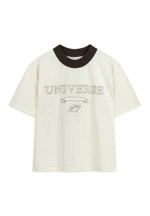 Camiseta color crema de manga corta, con cuello de canalé marrón y texto bordado 'UNIVERSE' con un gráfico de un planeta abajo.
