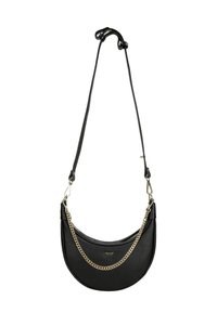 Černá půlměsícová kožená kabelka s nastavitelným popruhem a zlatým řetízkovým detailem visící na bílém pozadí.
