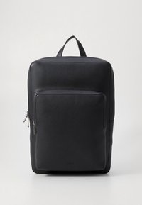 Zaino in pelle nera con finitura testurizzata, dotato di manico superiore, tasca frontale con cerniera e design minimalista.