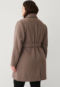 Ellos Plus collection MIT BINDEGÜRTEL - Klassisk frakke - braun
