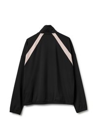 Giacca atletica nera con colletto alto e maniche lunghe. Presenta accenti diagonali rosa pallido sul retro e un orlo arricciato. Texture liscia.