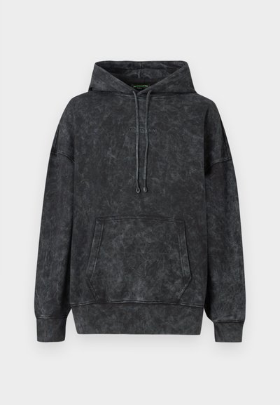 Sweatshirt preto com um acabamento texturizado e desbotado. Apresenta um capuz com cordão, bolso frontal e punhos e bainha canelados. Logótipo exibido no peito.