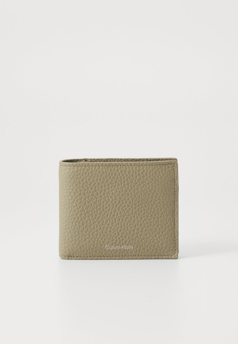 Porte-cartes Calvin Klein en cuir texturé beige clair, de forme rectangulaire, présentant un logo à l'avant et des bords nets.