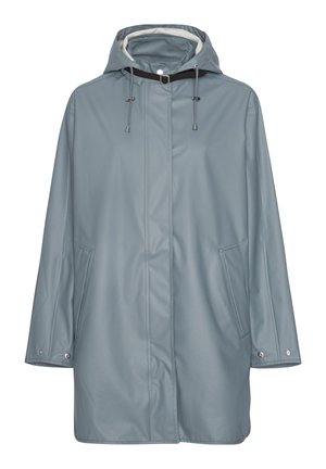 Imperméable long bleu clair avec capuche, poches avant, poignets à boutons-pression et une sangle à boucle noire au niveau du col.