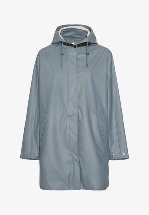 Długi jasnoniebieski płaszcz przeciwdeszczowy z kapturem, przednimi kieszeniami, mankietami na zatrzaski i czarnym paskiem z klamrą przy dekolcie.