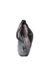 Černá kožená taška přes rameno s texturovaným povrchem a prostorným vnitřkem vyloženým látkou s nenápadným geometrickým vzorem.