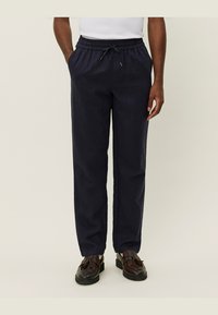 Pantaloni bleumarin cu talie elastică și șnur ajustabil; fabricați dintr-un material ușor; design cu picioare drepte.