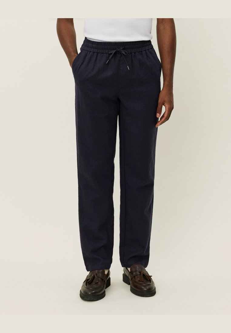 Pantaloni bleumarin cu talie elastică și șnur ajustabil; fabricați dintr-un material ușor; design cu picioare drepte.