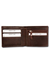 Een opengevouwen bruin leren portemonnee, met meerdere kaartsleuven, een ritscompartiment en contrasterende witte stikdetails.