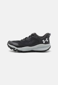 Baskets de sport noires avec une tige en mesh, des panneaux latéraux texturés et une semelle intermédiaire épaisse. Dotées d'une semelle extérieure en caoutchouc avec des crampons de traction.