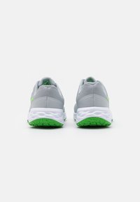 Nike Performance NIKE REVOLUTION 6 (GS) - Zapatillas running asfalto - light smoke grey/green strike/dark smoke grey/chrome