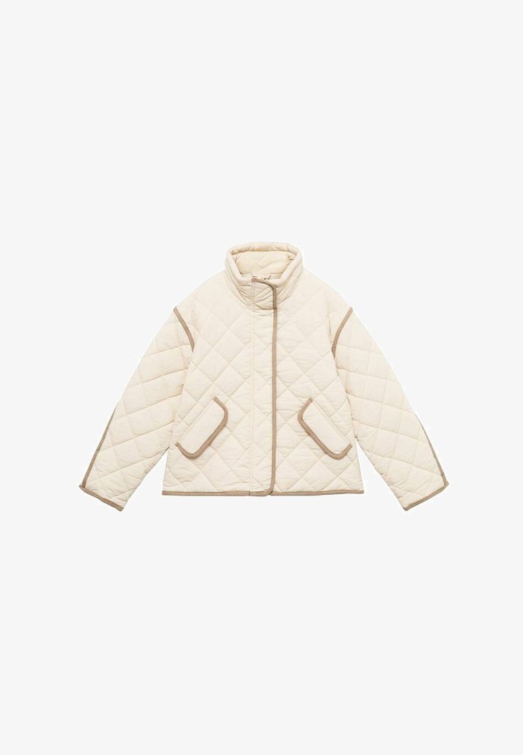 Elfenbeinfarbene gesteppte Jacke mit hohem Kragen, beigem Piping und zwei vorderen Taschen. Verfügt über eine kastige Form und eine weiche Textur.